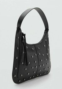 Crna kožna torba za ruke sa zaobljenim oblikom, s metalnim zakovicama na površini i remenom za rame. Uključuje zatvaranje na patentni zatvarač i detalj od rese.