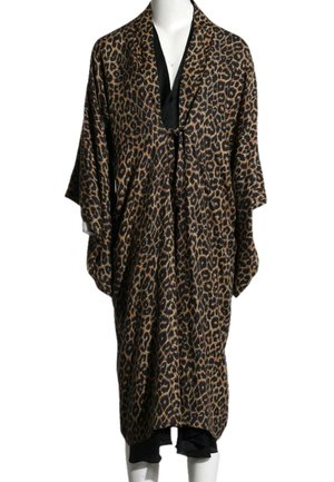 Løs leopardprint badekåbe med brede ærmer og bindelukning over sort kjole på hvid mannequin mod hvid baggrund.