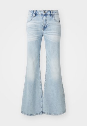 Lysblå udvidede jeans lavet af denim med en høj talje, falmende design og en klassisk fem-lomme stil med sølvfarvede detaljer.