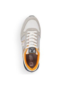 Grijze sneaker met mesh- en suède-materialen, witte veters, oranje accenten en een zwarte zool. Logo en merk zichtbaar op de tong.