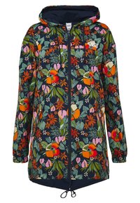 Kurtka na zamek z kwiatowym wzorem na granatowym tle, ozdobiona kolorowymi kwiatami i liśćmi, z kapturem i regulowanym sznurkiem u dołu.