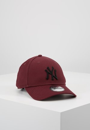 Bordeauxrode baseballpet met zwart NY-logo geborduurd op de voorkant, gebogen klep en verstelbare band, tentoongesteld op een witte ondergrond.