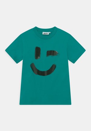 Kortærmet t-shirt i blågrøn med en sort blinkende smiley på fronten og rund halsudskæring.