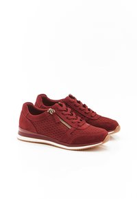 Sneaker rosse con tomaia in rete e accenti in suede, punta tonda, design con lacci e dettaglio con zip sul lato, a contrasto con la suola.