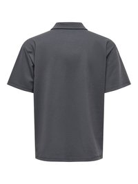 Polo gris foncé à manches courtes avec col, présenté de dos sur un fond blanc.