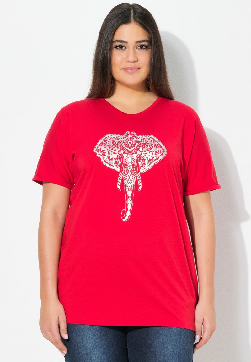 T-shirt rouge à manches courtes en tissu doux, ornée d'un motif éléphant blanc avec des motifs complexes, sur fond uni.