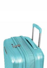 Hartschalenkoffer in Türkis mit strukturiertem Äußeren, doppelt zipper, Zahlenschloss und ausziehbarem silbernen Trolleygriff.