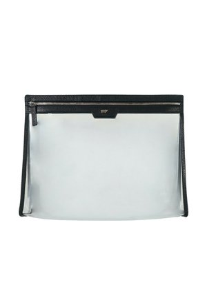 Clutch in pelle nera texture con pannello trasparente in PVC, chiusura con zip e un accento con logo in oro sulla parte superiore. Forma rettangolare.