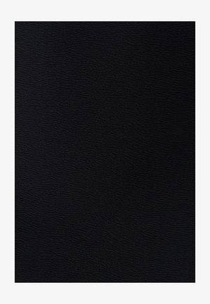 Schwarzer strukturiertes Gewebe mit einem subtilen Wellenmuster, angenehm im Griff, geeignet für Bekleidung oder Polsteranwendungen.