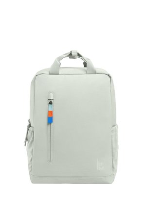 Zaino rettangolare grigio chiaro con manici superiori, una tasca frontale verticale con cerniera e tirante colorato, e tasche laterali.