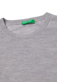 Maglione grigio a girocollo realizzato in morbido tessuto. Presenta un colletto a coste e un'etichetta verde con "UNITED COLORS OF BENETTON". Senza motivi né accenti.