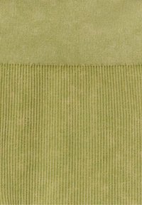 Tissu en coton côtelé dans des tons vert clair, présentant des rayures alternées et une texture lisse avec une apparence douce et légèrement mouchetée.