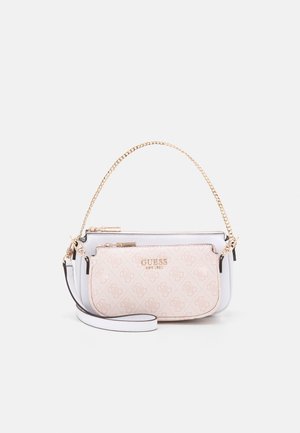 Deux sacs à main de la marque GUESS, l'un blanc avec une poignée chaîne en or et l'autre rose à motifs avec une petite bandoulière logo pour poignet.