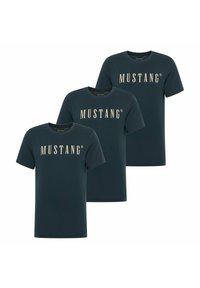 Trzy ciemnoniebieskie bawełniane t-shirty z dużym beżowym logo „MUSTANG” na przodzie, okrągłym wycięciem przy szyi i krótkimi rękawami.
