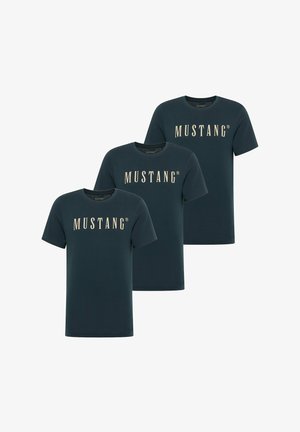 Drei dunkelblaue Baumwoll-T-Shirts mit einem großen beigen "MUSTANG"-Logo auf der Vorderseite, rundem Ausschnitt und kurzen Ärmeln.