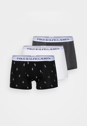 Tri parov moških bokseric: črne z belim logotipom ponija, bele in sive, vse s kontrastnim pasom, ki nosi napis "POLO RALPH LAUREN."