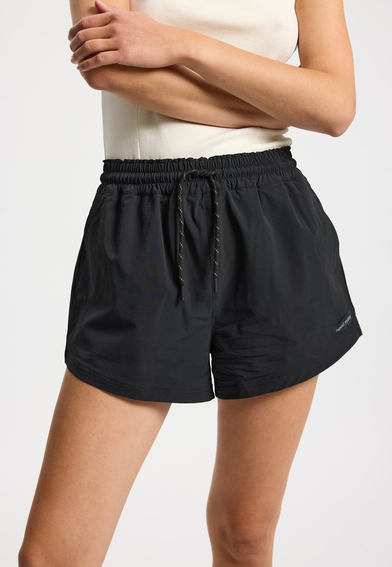 Shorts de sport noirs en matière légère avec une taille élastique et un cordon de serrage. Comprennent des poches latérales et un petit logo.