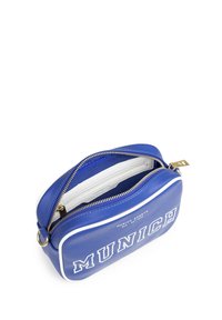 Borsa in pelle blu con accenti bianchi e la scritta "MUNICH" stampata in grassetto su un lato; presenta una chiusura con zip e un rivestimento interno in tessuto bianco.