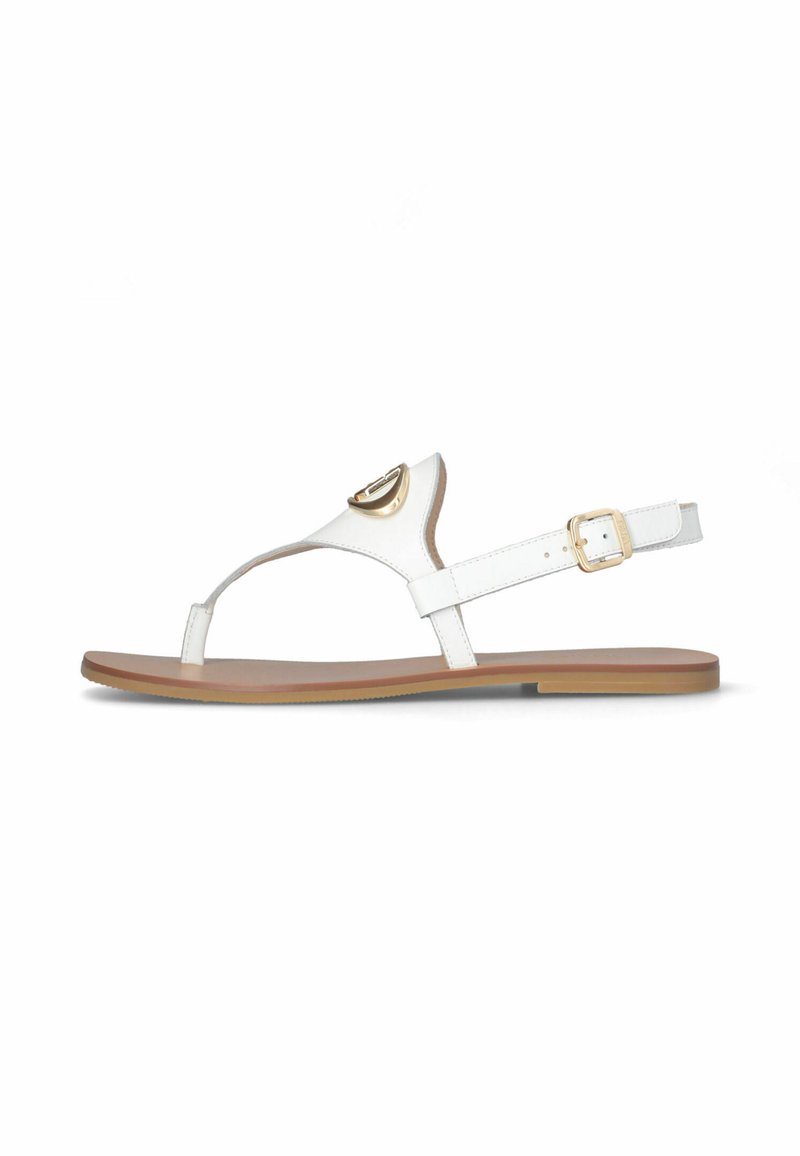 Sandali piatti bianchi in pelle con un accent metallic oro e cinturino alla caviglia regolabile, caratterizzati da un design minimalista e una suola marrone chiaro.