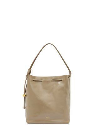 Beige nahkalaukku, jossa on sileä pinta, säädettävä olkahihna, kaksinkertaiset nyörisulkimet ja pieni koristeellinen helmi.