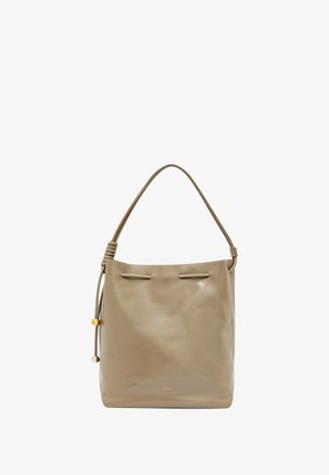 Beige leren emmer tas met een gladde textuur, verstelbare schouderriem, dubbele trekkoordsluitingen en een kleine decoratieve kraal.