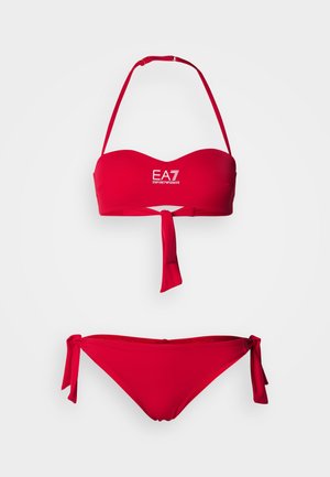 Piros bikini szett bandeau top tal elöl megkötővel és állítható pántokkal, melyhez oldalt megkötős, hozzávaló bikini alsó tartozik.