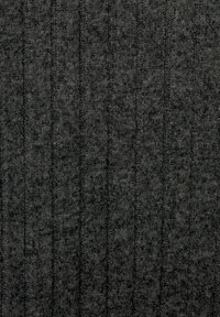Grau strukturierter Stoff mit vertikalen Streifen. Das Material wirkt weich und hat ein plushiges Gefühl, mit einem subtilen, abwechslungsreichen Muster im gesamten Stoff.