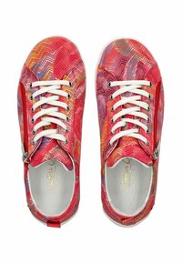 Sneakers di un vivace colore rosa brillante con un motivo a zigzag, dotati di lacci bianchi, una cerniera laterale e una superficie testurizzata con accenti multicolori.