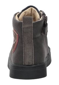 Grijze hoge laars met een gladde textuur, rubberen zool en een ritssluiting aan de zijkant. Heeft een rood en bruin badge op de hak.