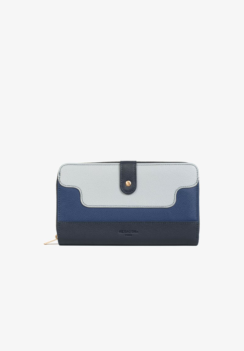 Drie-kleurige portemonnee van gestructureerd leer in grijs, marineblauw en donkerblauw. Voorzien van een drukknoopsluiting en subtiele branding onderaan.