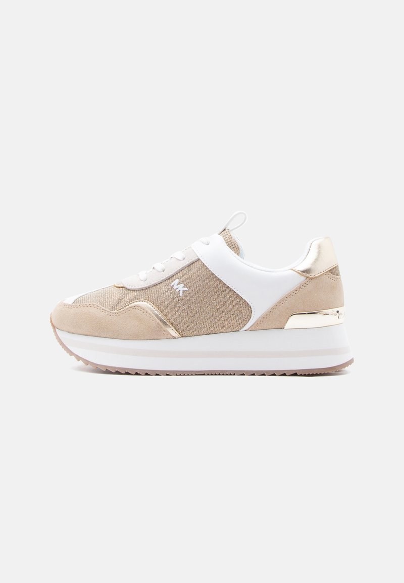 Μπεζ και λευκό αθλητικό παπούτσι με μεταλλικές λεπτομέρειες, υφασμάτινες πλευρικές επενδύσεις με υφή, λευκά κορδόνια και παχύ λευκό πέλμα με ανάγλυφο κάτω μέρος.