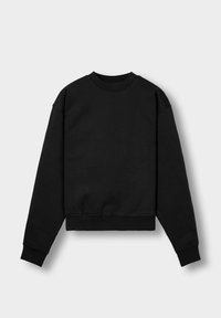 Svart crewneck sweatshirt med lange ermer, ribbede mansjetter og kant, vist flatt på en lys grå bakgrunn.