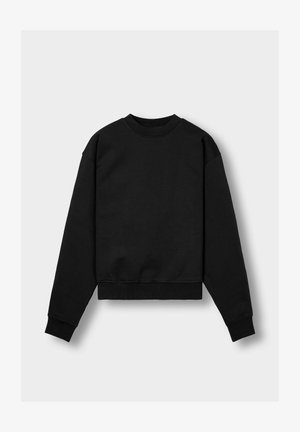 Črn pulover s crewneck izrezom in dolgimi rokavi, z rebrastimi manšetami in robom, prikazan na svetlo sivi podlagi.