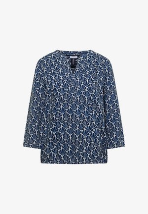 Langærmet bluse med marineblåt vifteformet mønster på hvid baggrund, rund halsudskæring med en lille V-udskæring og løs pasform.