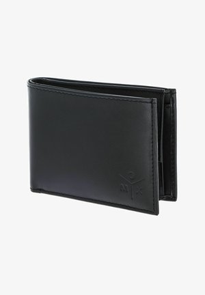Portefeuille bifold en cuir noir avec les lettres O, M, X subtilement embossées dans le coin inférieur droit, fermé et debout.