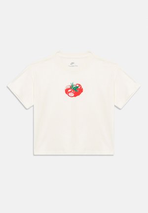 Crop top blanc à manches courtes avec un dessin de tomate rouge centré sur la poitrine, avec des feuilles vertes et un détail de tomate tranchée.