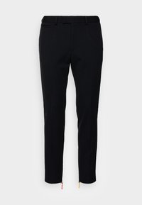 Zwarte taps toelopende broek van zachte stof, met voorzakken en ritsaccenten bij de boorden met rode en gele trekkoorden.