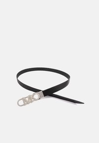 Zwarte leren riem met een glanzende zilveren logo-buckle met strasstenen accenten. De riem heeft een gladde textuur en meerdere gaten voor aanpassing.