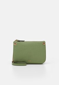 Borsa portafoglio verde, con texture, chiusura a zip, dettagli in metallo dorato, tracolla staccabile e logo sul frontale. Design compatto e rettangolare.