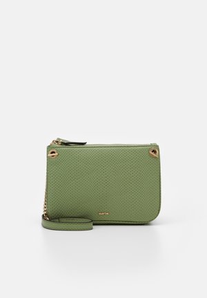 Zelená texturovaná peněženka s uzávěrem na zip, zlatými kovovými detaily, odnímatelným popruhem a logem na přední straně. Kompaktní a obdélníkový design.