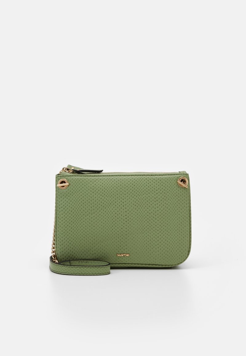 Borsa portafoglio verde, con texture, chiusura a zip, dettagli in metallo dorato, tracolla staccabile e logo sul frontale. Design compatto e rettangolare.