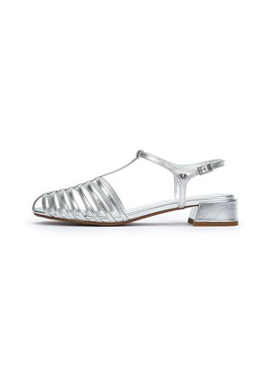 Sandalia metálica plateada con punta abierta, diseño en T, múltiples correas horizontales y un tacón bajo. Hebilla ajustable en el tobillo. Textura suave.