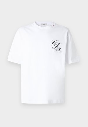 Valge lühikeste varrukatega T-särk, millel vasakul rinnal on väikesed mustad kursiivsed tähed "CF" ja vibu hoidva kergliikuripoisi kujutis.