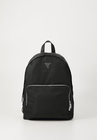 Sac à dos en nylon noir avec une forme arrondie, une poche zippée à l'avant, des matériaux en argent et un logo triangulaire en détail sur le dessus.