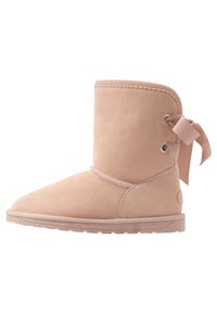 Bota de tobillo de ante rosa claro con puntera redondeada, detalles de encaje y un lazo de cinta de satén en el lateral. Suela de goma gruesa para tracción.