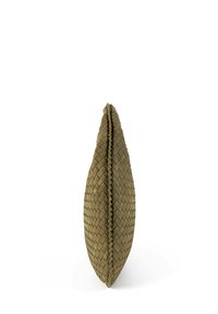 Pochette tissée de couleur vert olive, ressemblant à une forme ovale allongée. Présente une surface texturée et une fermeture à glissière sur le bord supérieur.