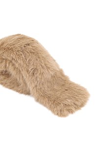 Cappello invernale marrone in pelliccia, con un colletto curvo, realizzato in morbida e densa pelliccia sintetica, isolato su uno sfondo bianco.