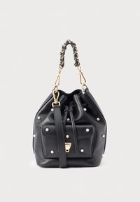 Zwarte leren bucketbag met gouden hardware, parelversieringen, verstelbare riem en kettinghengsel. Voorzien van een voorvak en een geplooide bovenkant.