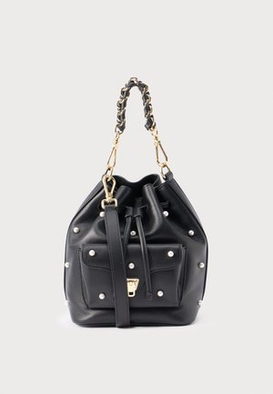 Bolso tipo cubo de cuero negro con herrajes dorados, adornos de perlas, correa ajustable y asa de cadena. Cuenta con un bolsillo frontal y parte superior fruncida.