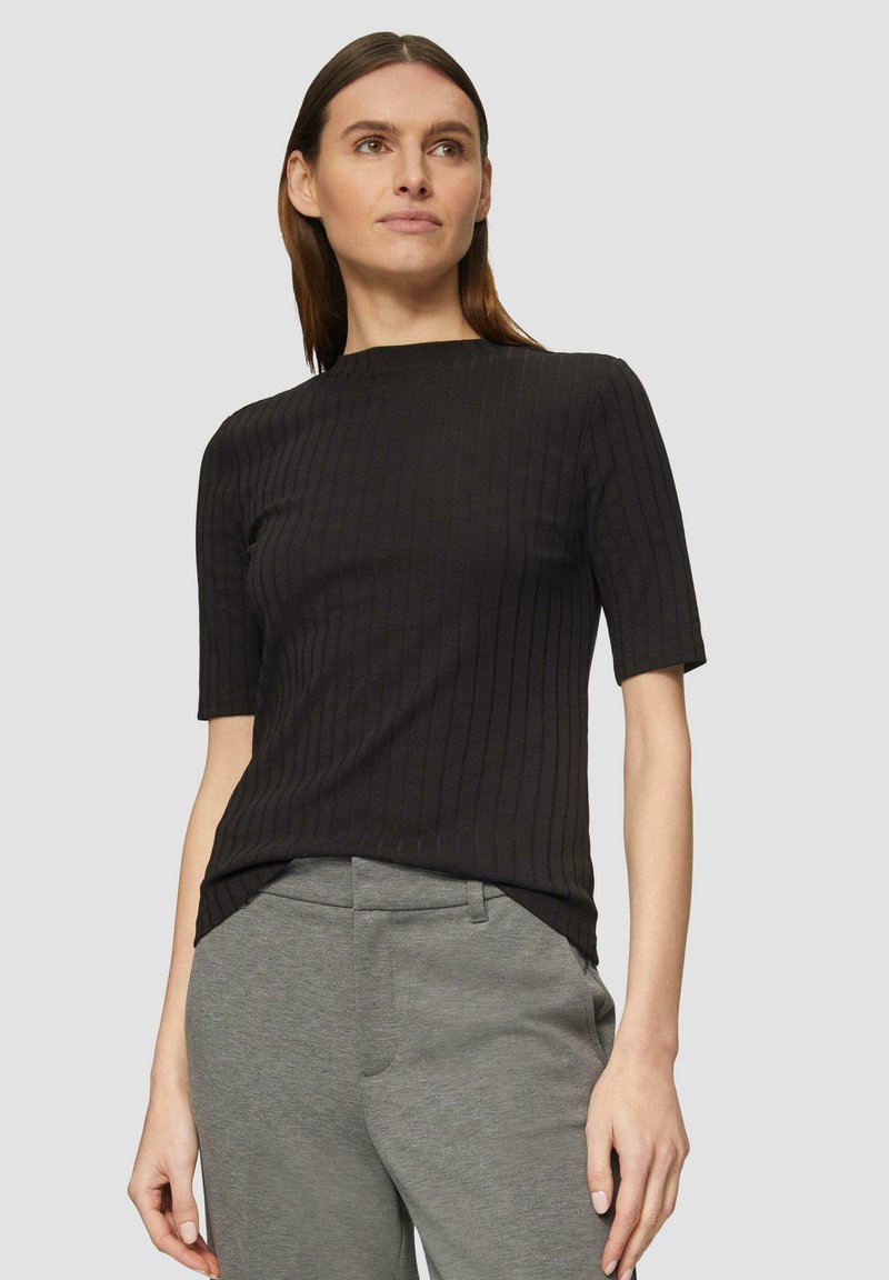 Zwarte geribbelde top met korte mouwen en een ronde halslijn, in combinatie met grijze aansluitende broek. Zachte stoftextuur, ontspannen pasvorm, minimalistisch ontwerp.